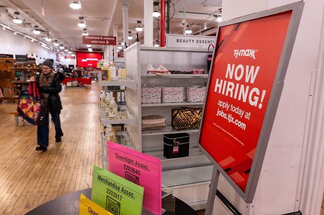 미국 뉴욕 맨해튼의 한 소매점에 채용 공고문이 붙어있다. / AFP 연합뉴스