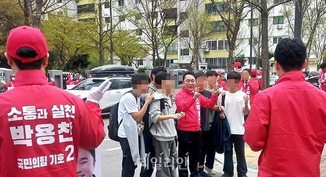 4일 오후 서울 영등포구 여의도동 여의쇼핑센터 앞에서 박용찬 영등포을 국회의원 후보가 유세차량에 오르기 전 학생들과 기념촬영을 하고 있다. ⓒ데일리안 김은지 기자