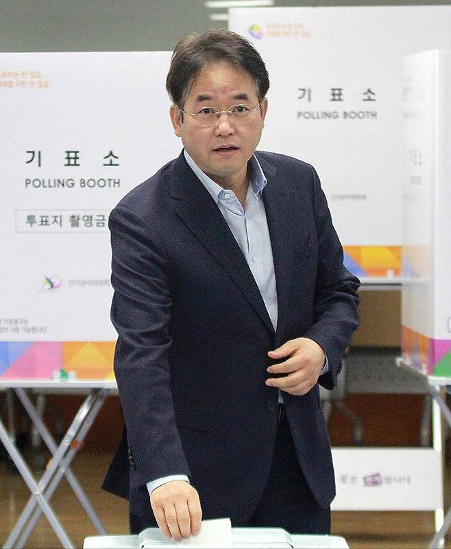 이동환 고양특례시장이 5일 오전 일산동구 식사동 행정복지센터 사전투표소에서 기표한 투표지를 투표함에 넣는 등 소중한 한 표를 행사하고 있다.ⓒ