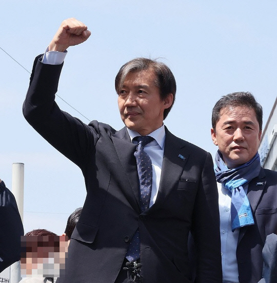 22대 국회의원 선거 사전투표가 시작된 5일 정오께 울산대학교 앞 바보사거리를 찾은 조국혁신당 조국 대표가 지지자들에게 주먹을 들어 보이고 있다.<연합뉴스>
