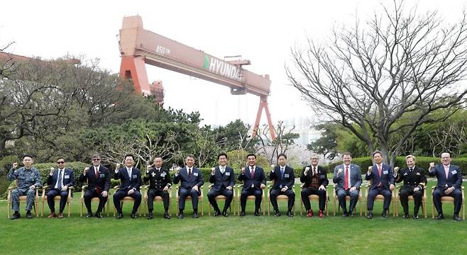 HD현대중공업이 지난 4일 방위사업청으로부터 수주한 대한민국 해군 3000t급 잠수함인 '신채호함' 인도식을 열었다. 행사에 앞서 HD현대중 울산공장 내 영빈관에서 국내·외 귀빈단이 기념촬영을 하고 있다. 뉴스1