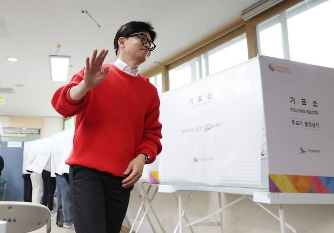 제22대 국회의원 선거 사전투표 첫날인 5일 오전 한동훈 국민의힘 총괄선거대책위원장이 서울 서대문구 신촌동 주민센터 투표소에서 사전투표 후 이동하고 있다. (공동취재) 뉴스1