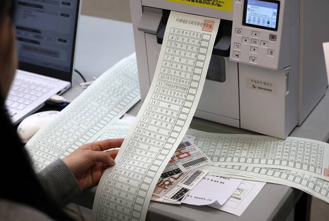 제22대 총선 사전투표일을 하루 앞둔 4일 오후 대전 서구 둔산동 대전시청에 마련된 사전투표장에서 선거관리위원회 관계자들이 막바지 점검을 하고 있다. 연합뉴스
