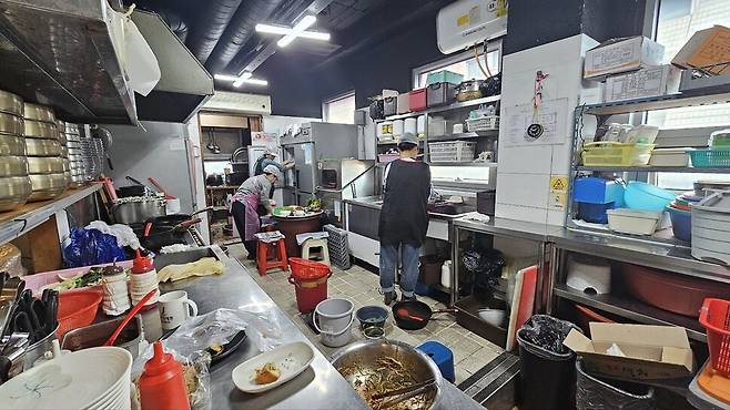 숯불갈비 식당 주방. 김영동 기자