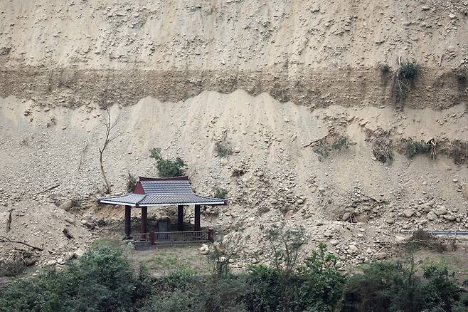 5일 대만 화롄현 타이루거 국립공원의 길이 지진 피해로 흙이 쏟아져 내려 있다. 화롄/로이터 연합뉴스