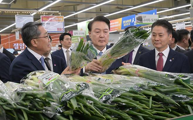 2024년 3월18일 윤석열 대통령은 서울 강남구 양재하나로마트에서 한 단에 875원으로 극히 저렴한 대파를 두고 “가격이 합리적”이라고 말했다가 시민들의 엄청난 분노를 일으켰다. 대통령실사진기자단 한국일보 서재훈