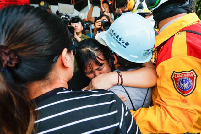 한 대만 여성이 많은 지진 피해가 발생한 대만 동부 화롄현의 한 터널에 이틀 동안 갇혀 있던 모친이 5일 무사히 구출되자 껴안고 울음을 터트리고 있다. 화롄=EPA 연합뉴스
