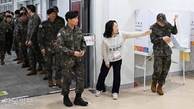 제22대 총선 사전투표 첫날인 5일 경기 고양시 덕양구 효자동행정복지센터에 마련된 효자동제2투표소에서 육군 수방사 예하 56사단 장병들이 투표를 하고 있다. 최주연 기자