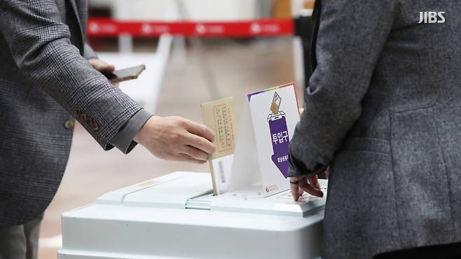 오늘(5일) 제주시청 제1별관에 마련된 이도2동 사전투표소에서 한 유권자가 투표함에 투표용지를 넣는 모습
