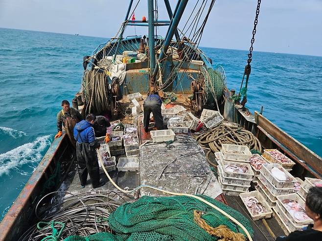 오늘(5) 오전 제주 차귀도 북서쪽 해상서 적발된 중국 어선 (사진, 남해어업관리단)