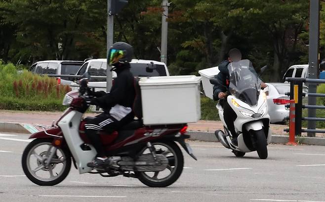 안전모도 안쓰고 질주하고 있는 배달 오토바이(오른쪽). 뉴스