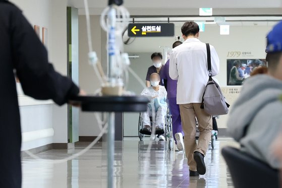 서울 소재 대학병원에서 의료진이 발걸음을 옮기고 있다. 뉴스1