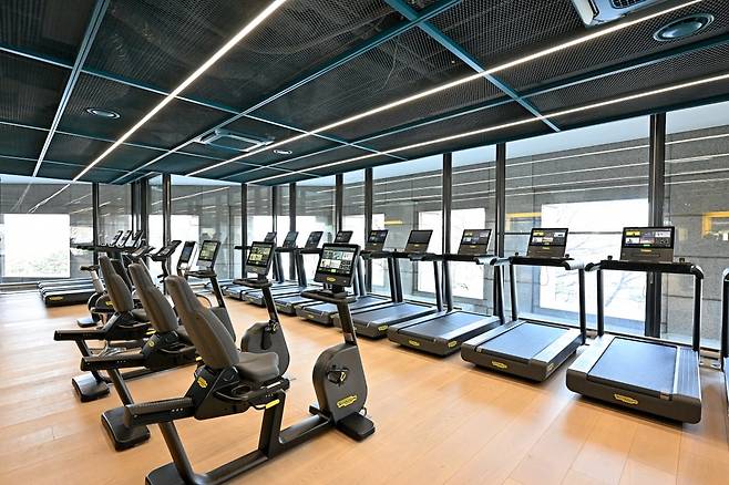 동관 2층에 있는 피트니스센터 ‘트윈 피트니스’. 사진=서범세 기자