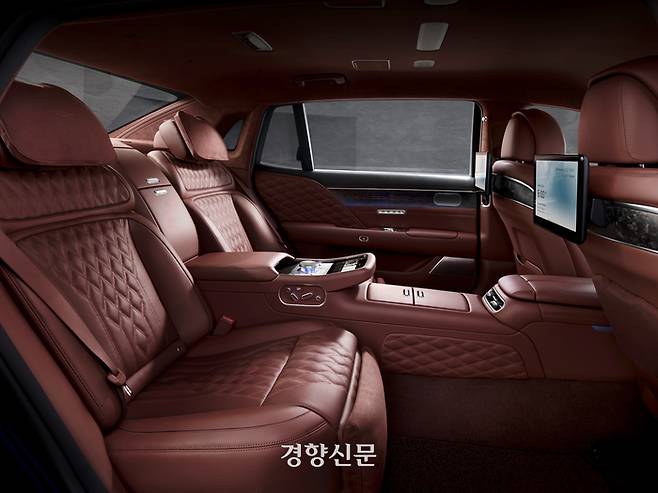 제네시스 G90 롱 휠베이스 뒷좌석. 기본 모델인 5인승 시트도 좌, 우 시트의 기울기를 독립적으로 조절할 수 있다. 제네시스 제공