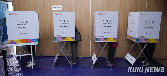 제22대 총선 사전투표가 시작된 5일 오전 서울 은평구 녹번동 주민센터에 마련된 사전투표소에서 시민들이 사전투표를 하고 있다.