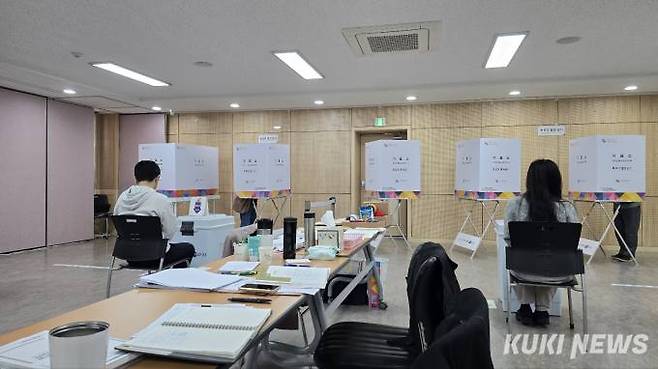 유권자들이 5일 서울 영등포구 도림동주민센터 3층에 방문해 사전투표를 진행하고 있다. 사진=임현범 기자