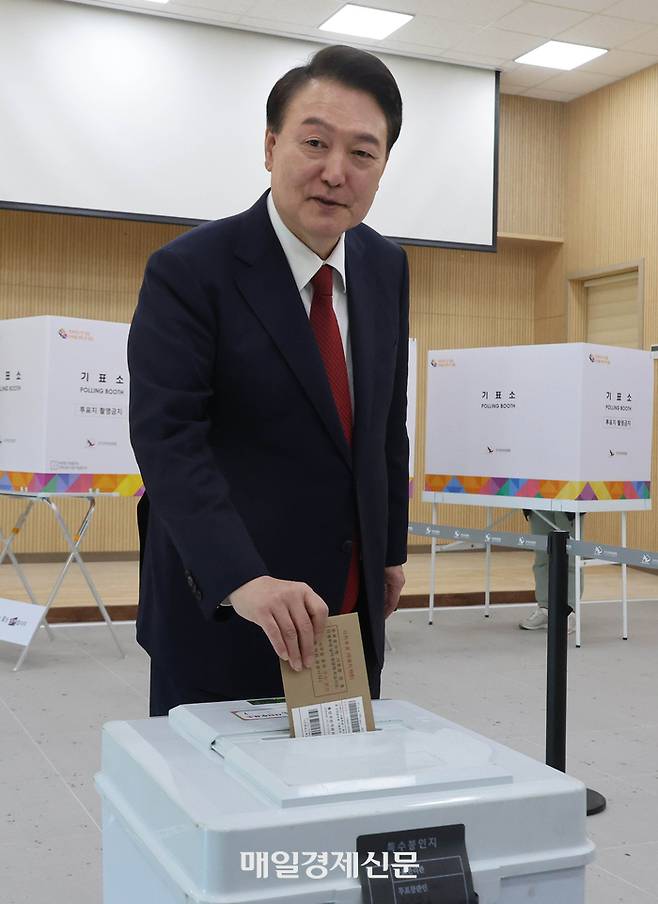 22회 국회의원 선거 사전투표가 시작된 5일 윤석열 대통령이 부산 명지1동 사전투표소에서 투표를 하고있다. [이승환기자]