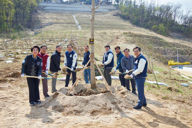 김동연 경기도지사(오른쪽)가 가천대학교에서 제79회 식목일 행사를 열고 관계자들과 나무를 심고 있다./사진제공=경기도