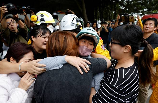 대만에서 3일 규모 7.2의 강진이 발생한 지 사흘째인 5일 고립됐다 구조된 사람들이 끌어 안고 눈물을 흘리고 있다. /로이터=뉴스1