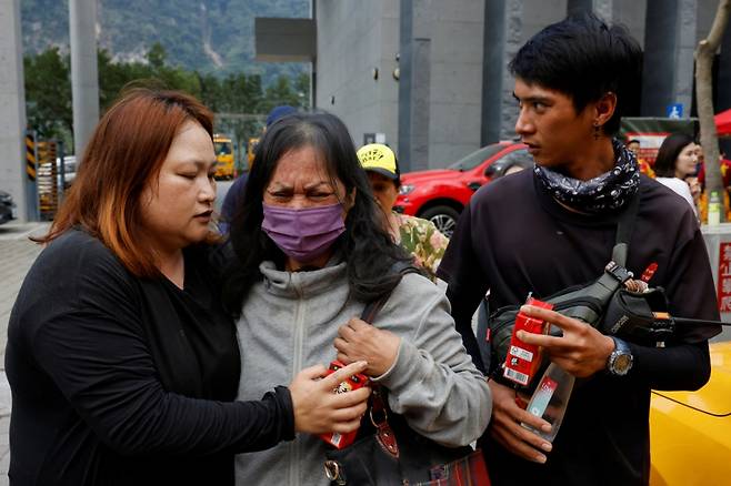 대만에서 3일 규모 7.2의 강진이 발생한 지 사흘째인 5일 고립됐다 구조된 사람들이 끌어 안고 눈물을 흘리고 있다. /로이터=뉴스1