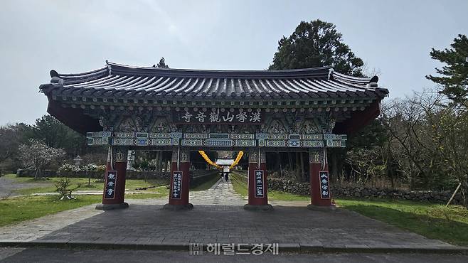 한라산 관음사 일주문은 몇 번의 중수 과정을 거쳐 오늘에 이르고 있다.