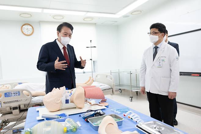 윤석열 대통령이 5일 부산시 서구 부산대병원 권역외상센터를 찾아 시뮬레이션센터 시설을 점검하고 있다. 연합뉴스