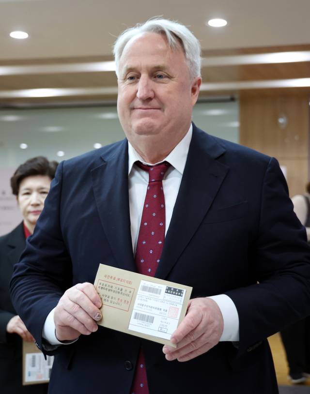 ▲4.10 총선 사전투표가 시작된 5일 오전 서울 여의동주민센터에서 국민의힘 비례대표 위성정당인 국민의미래 인요한 선거대책위원장이 투표함에 투표용지를 넣고 있다. ⓒ연합뉴스