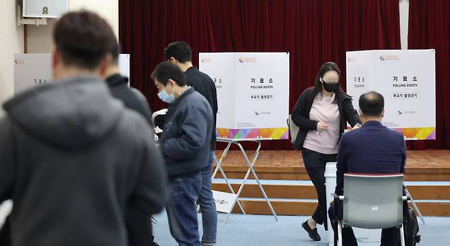 제22대 국회의원 선거 사전투표 첫날인 5일 서울 중구구민회관에 마련된 사전투표소를 찾은 유권자들이 소중한 한 표를 행사하고 있다. 뉴스1