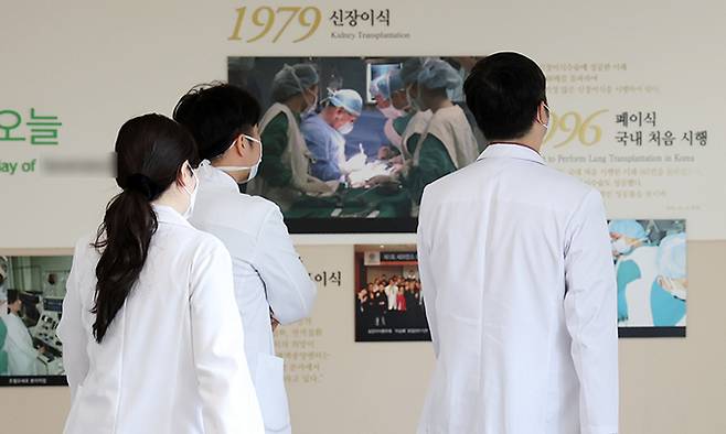 5일 서울 소재 대학병원에서 의료진이 발걸음을 옮기고 있다. 뉴스1