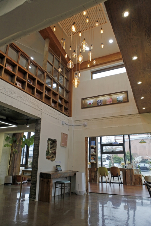 옛 카페를 개조한 전북 전주 서학예술마을도서관. 2층의 복층 형태로 계단을 통해 이동한다.