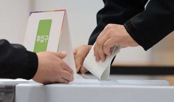 사전투표 - 사전투표소. 연합뉴스
