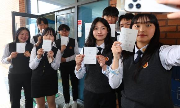 ‘우리도 투표했어요’ - 제22대 국회의원선거 사전투표가 시작된 5일 오후 삼일공업고등학교 학생들이 경기도 수원시 장안구 연무동 행정복지센터에 마련된 사전투표소에서 투표를 마친 뒤 확인증을 들고 기념촬영을 하고 있다.  연합뉴스