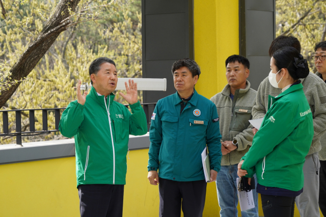 남성현(왼쪽 첫번째) 산림청장이 김해시 소재 국립용지봉자연휴양림을 방문해 직원들과 함께 운영현황을 점검하고 있다. 사진제공=산림청