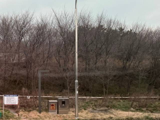 평범한 야산처럼 보이는 수도권매립지의 풍경.