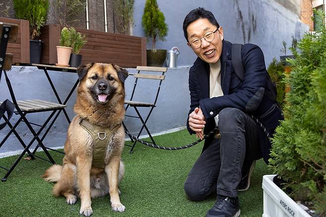 신간 〈내 말이 그 말이에요〉를 펴낸 김제동씨와 반려견 ‘탄이’.ⓒ시사IN 조남진