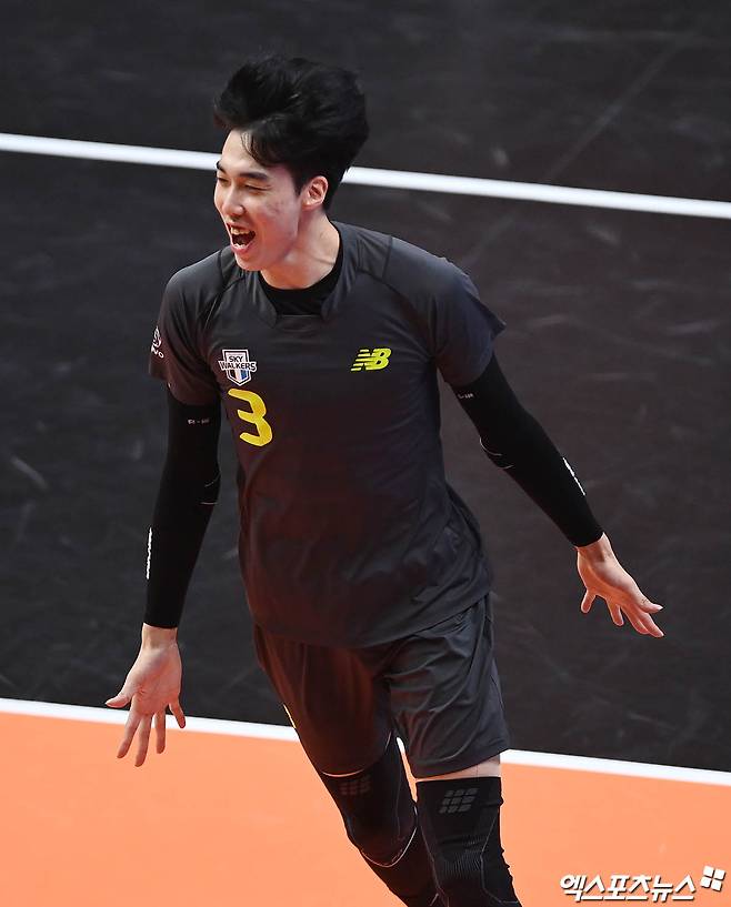 남자프로배구 현대캐피탈 세터 김명관이 득점 후 세리머니하고 있다. 김명관은 올 시즌 자유계약 자격을 얻었다. 엑스포츠뉴스 DB