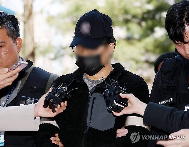 사전투표소에 불법 카메라 설치한 유튜버 [연합뉴스 자료사진]