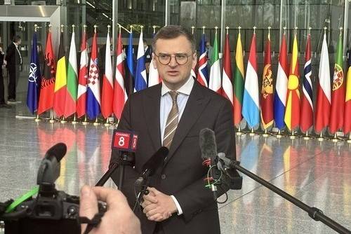 취재진 질문에 답하는 우크라 외무장관 (브뤼셀=연합뉴스) 정빛나 특파원 = 드미트로 쿨레바 우크라이나 외무장관이 4일(현지시간) 벨기에 브뤼셀 나토 본부에서 취재진 질문에 답하고 있다. 2024.4.4 shine@yna.co.kr