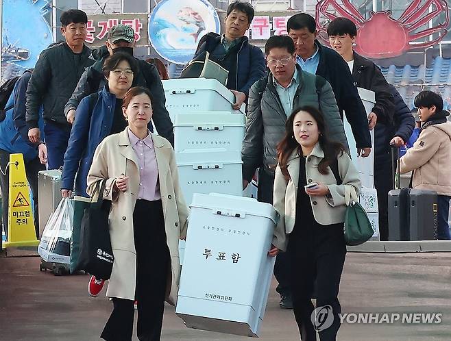 인천 섬으로 옮겨지는 투표함 (인천=연합뉴스) 임순석 기자 = 제22대 국회의원 선거를 6일 앞둔 4일 오전 인천 중구 인천항 연안여객터미널에서 옹진군선거관리위원회 관계자들이 백령·대청·소청도 등 섬 지역에 보낼 투표함을 들고 여객선으로 이동하고 있다. 2024.4.4 soonseok02@yna.co.kr