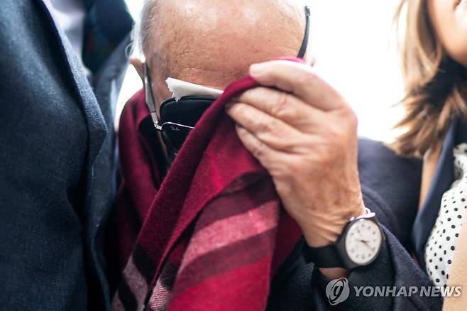 법원 출석하는 토트넘 구단주 (뉴욕 로이터=연합뉴스) 4일(현지시간) 미국 뉴욕 맨해튼 연방법원에서 열린 재판에 출석하는 영국 억만장자 조 루이스. 안대와 선글라스를 착용하고 머플러로 얼굴을 가렸다. 2024.4.5 photo@yna.co.kr
