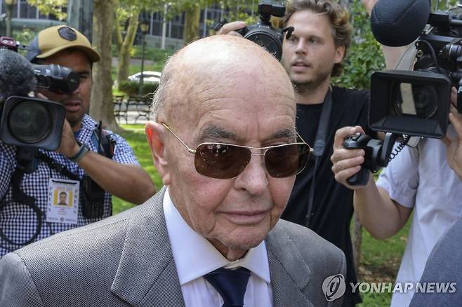 작년 7월 미 뉴욕 맨해튼 연방법원에 출석하는 토트넘 구단주 조 루이스 [AFP 연합뉴스 자료사진. 재배포 및 DB 금지]