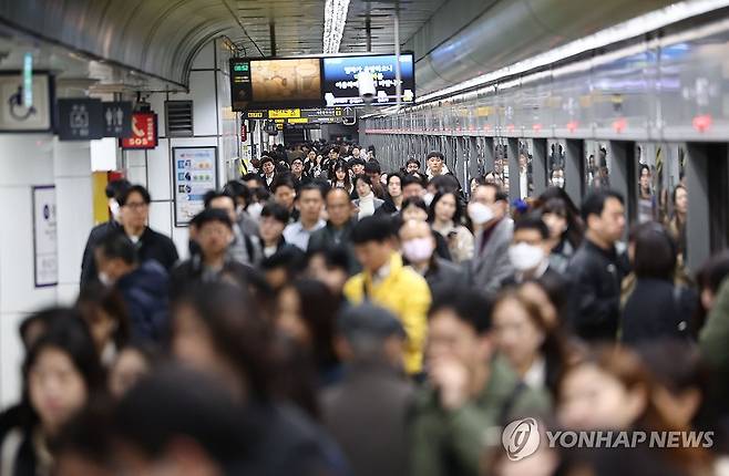 서울교통공사 파업 이틀째 (서울=연합뉴스) 류영석 기자 = 서울교통공사 노조 파업 이틀째인 10일 오전 서울 지하철 광화문역에서 시민들이 열차에서 내리고 있다. 2023.11.10 ondol@yna.co.kr