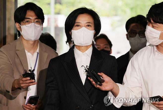 법정 향하는 이정근 전 민주당 사무부총장 (서울=연합뉴스) 한종찬 기자 = 청탁 대가 명목으로 사업가로부터 거액을 수수한 혐의를 받는 이정근 전 더불어민주당 사무부총장이 30일 오전 서울 서초동 중앙지법에서 열린 구속 전 피의자심문(영장실질심사)에 출석하고 있다. 2022.9.30
    saba@ynaco.kr