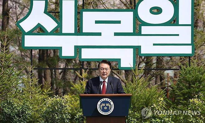 식목일 기념사하는 윤석열 대통령 (부산=연합뉴스) 진성철 기자 = 윤석열 대통령이 식목일인 5일 부산 강서구 명지근린공원에서 열린 제79회 식목일 기념행사에서 기념사를 하고 있다.  2024.4.5   [대통령실통신사진기자단] zjin@yna.co.kr