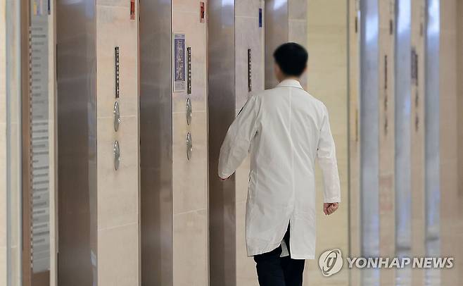 출구 안보이는 의정 갈등 (서울=연합뉴스) 김인철 기자 = 윤석열 대통령과 전공의 대표 간 만남에도 서로 간의 의견 차이만 확인한 채 의정 갈등이 해소될 기미가 보이지 않고 있는 5일 서울 시내의 한 대형병원에서 한 의사가 발걸음을 옮기고 있다. 2024.4.5 yatoya@yna.co.kr