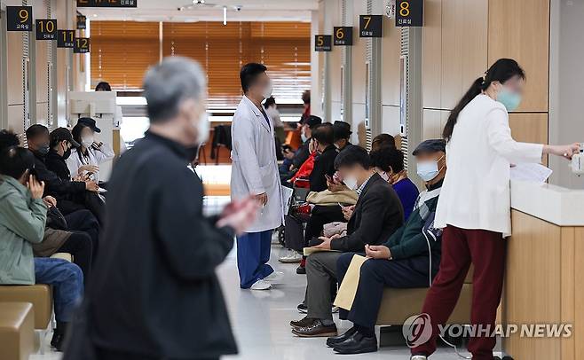 분주한 대학병원 [연합뉴스 자료사진]
