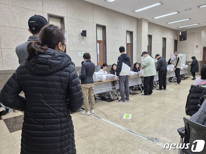 6일 오전 경기 김포시 구래동행정복지센터에는 이른 시간부터 사전투표소를 찾은 유권자들의 발걸음이 이어졌다.2024.04.06.이시명기자/뉴스1