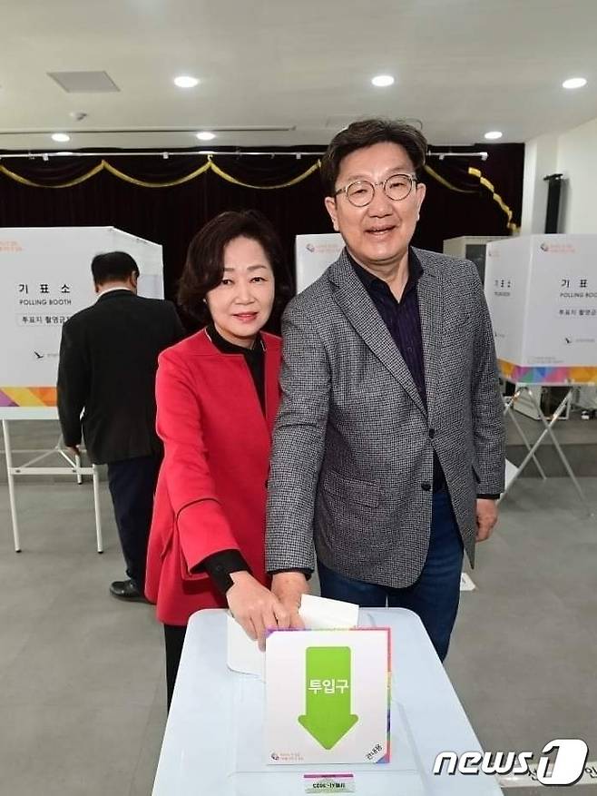 제22대 총선 강릉선거구 권성동 국민의힘 후보가 사전투표 첫날인 지난 5일 강릉교1동 사전투표소에서 부인 김진희 씨와 투표 인증을 하고 있다.(권 의원 페이스북 캡처) 2024.4.6/뉴스1