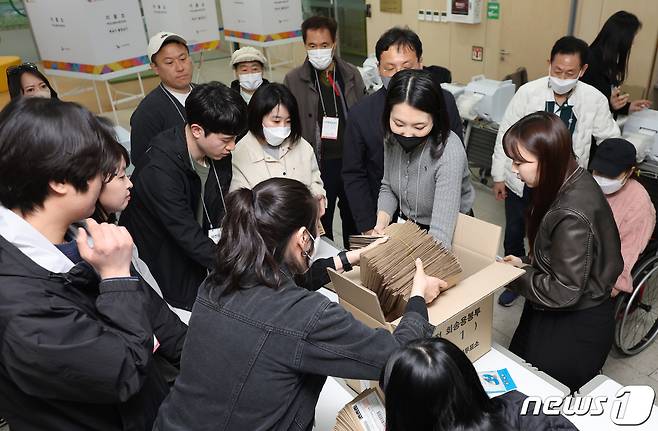 제22대 국회의원 총선거 사전투표가 끝난 6일 오후 서울 서초구 내곡열린문화센터에 마련된 사전투표소에서 관계자들이 관외 투표용지 분류 작업을 하고 있다. 2024.4.6/뉴스1 ⓒ News1 김민지 기자