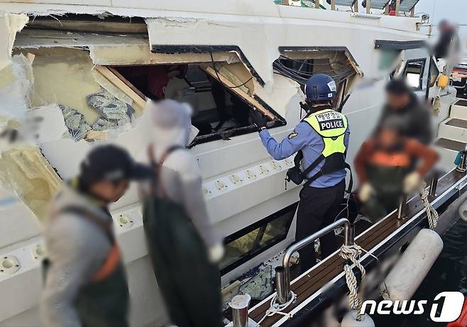 여수해경이 6일 전남 고흥 해상에서 충돌사고가 발생한 어선을 살펴보고 있다.(여수해경 제공) 2024.4.6